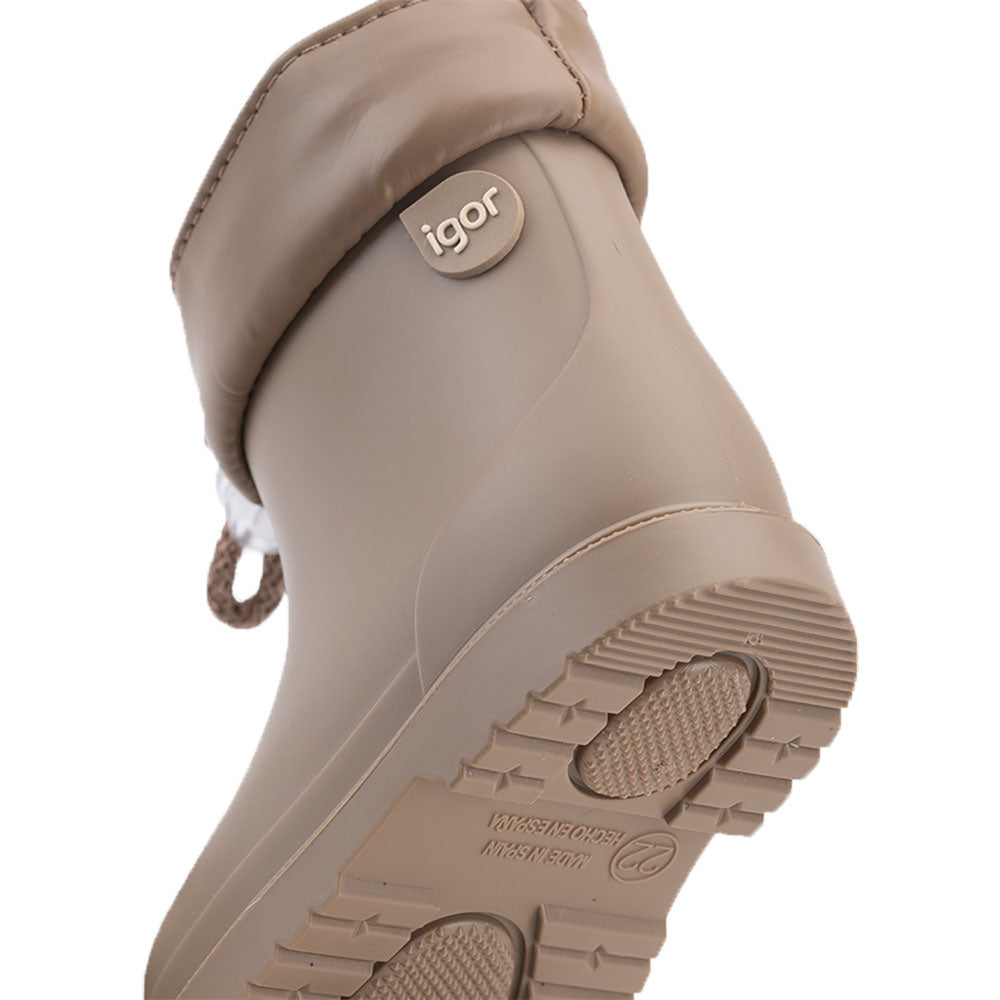 A unisex short wellie by Igor, style Bimbi Euri, in light brown elmwood with toggle fastening. Angled close up of sole and boot.