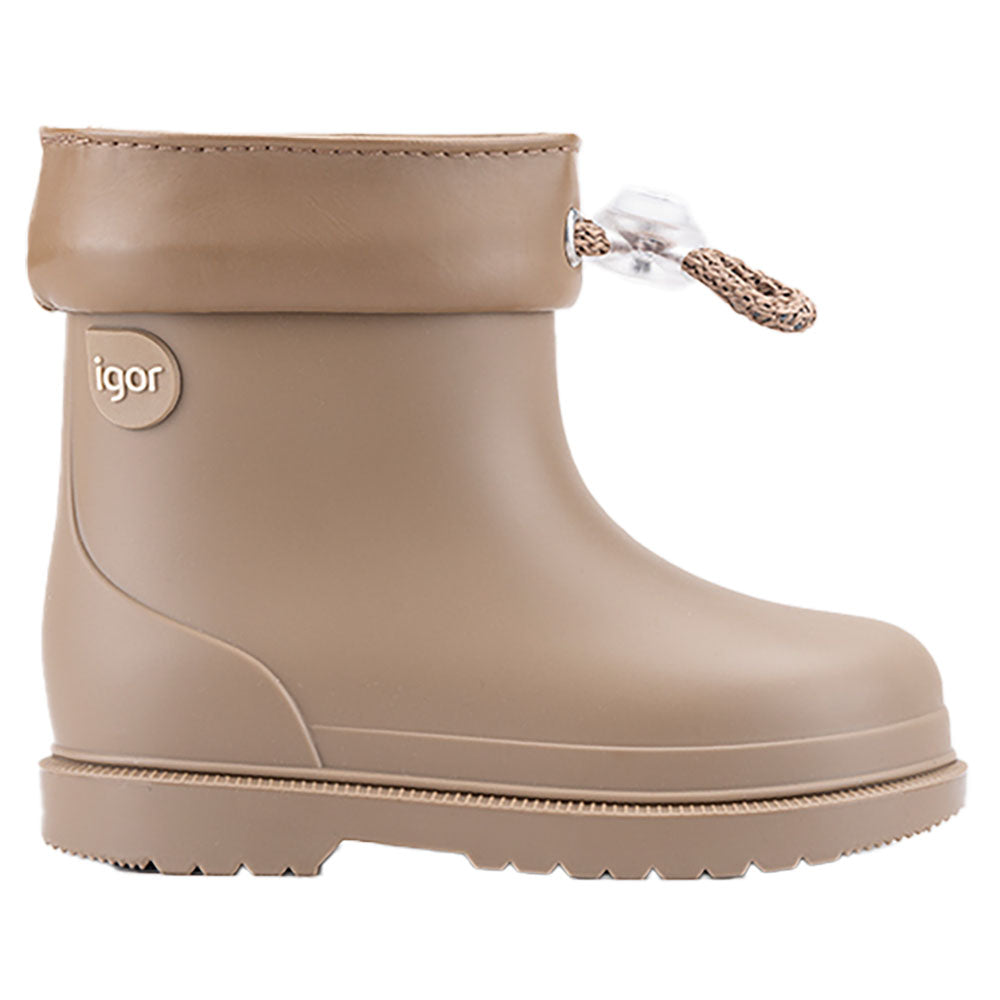 A unisex short wellie by Igor, style Bimbi Euri, in light brown elmwood with toggle fastening. Right side view.