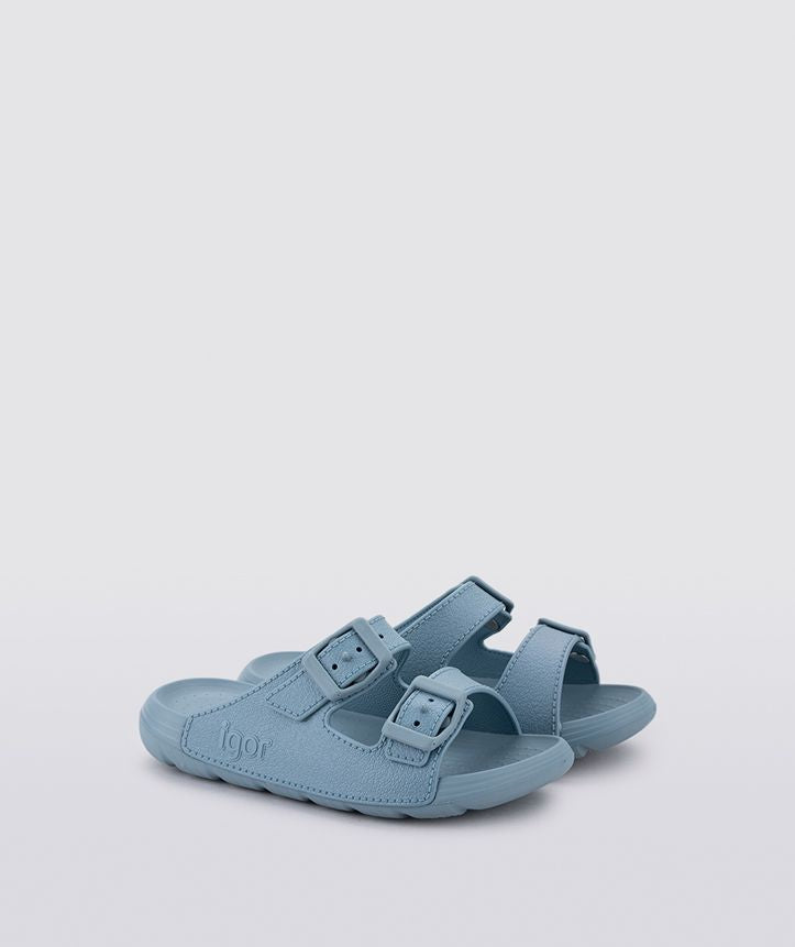 A unisex rubber slip-on sandal by Igor, style Kai in ocean with two buckle fastening straps. Side view of a pair.