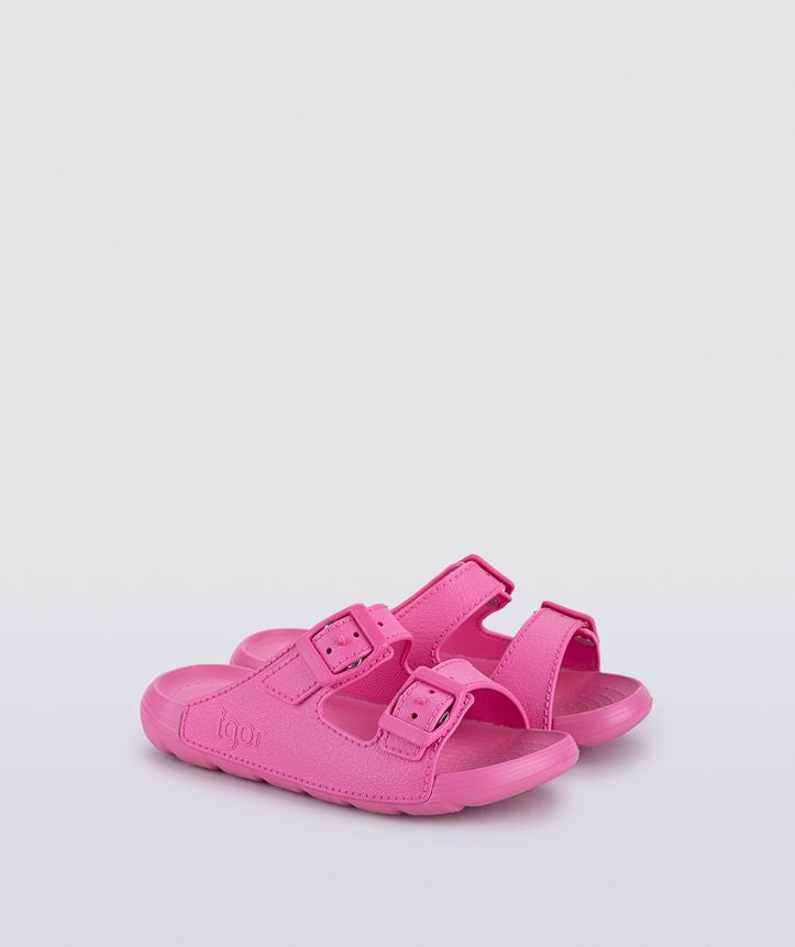 A girls slip-on rubber shoe by Igor, style Kai in Fucsia with two buckle straps. Side view of a pair.