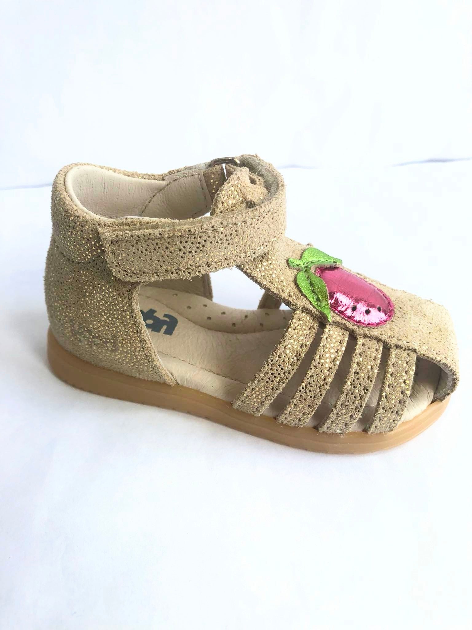 A girls sandal by Bopy, style Regalade, in gold and a plum motive, with velcro fastening. Right side view.