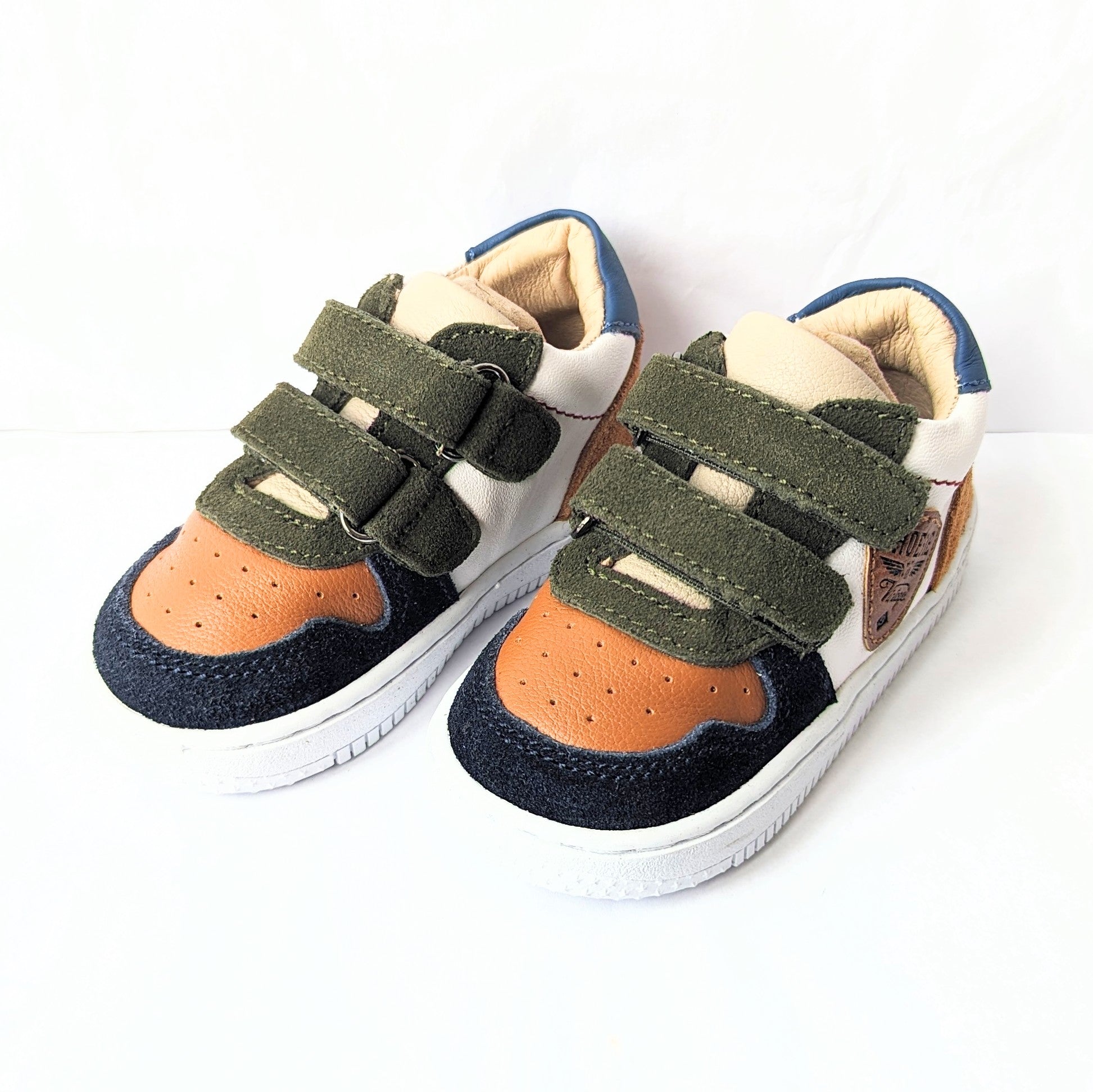 A pair of boys trainers by Shoesme, style BN23W003-D, in white, green, tan and navy leather/nubuck with double velcro fastening. Angled view.