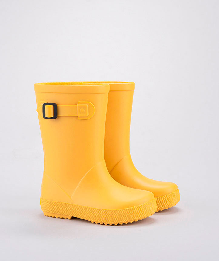 A unisex wellington boot by Igor. Style is Euri in yellow with side buckle adjuster. Right side view