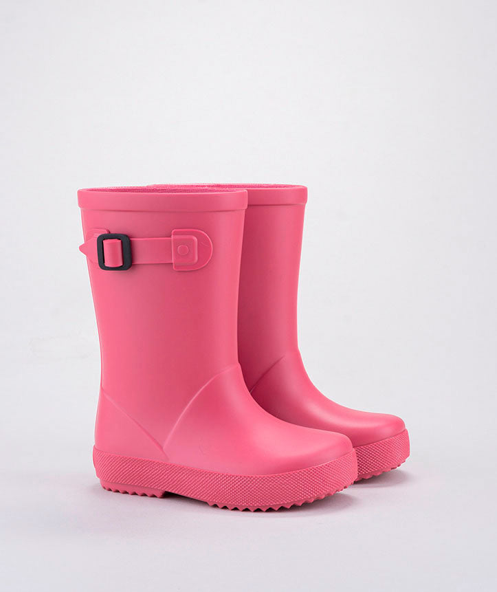 A pair of girls wellies by Igor, style Splash Euri, in raspberry pink with decorative buckle. 