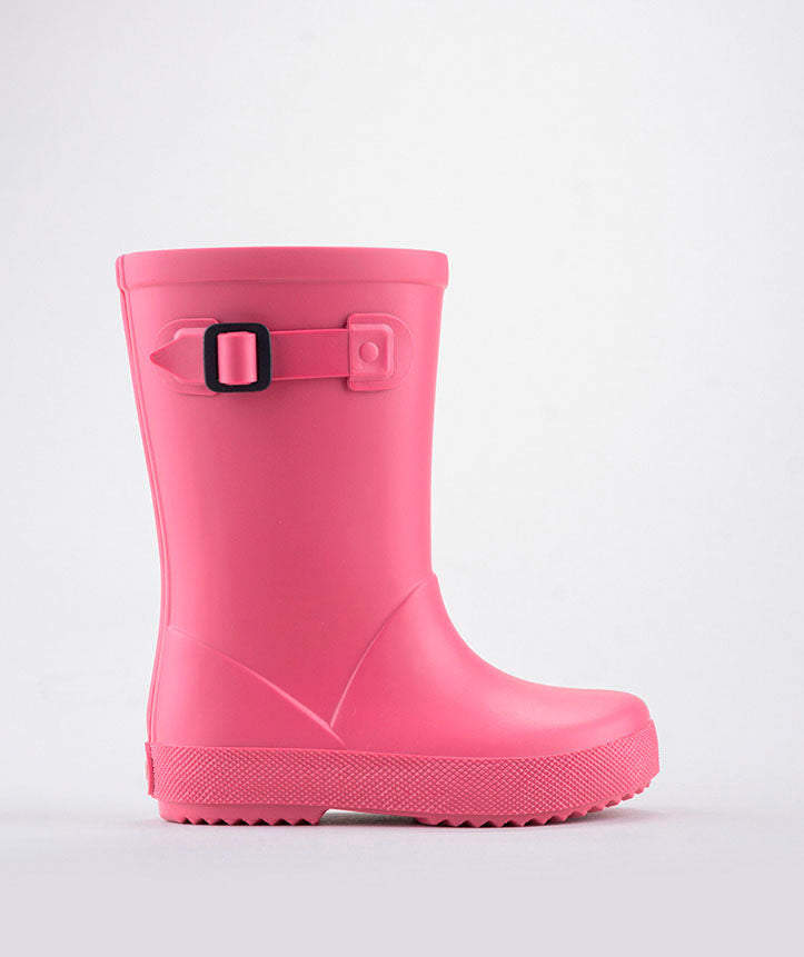 A girls wellie by Igor, style Splash Euri, in raspberry pink with decorative buckle. Right side view.