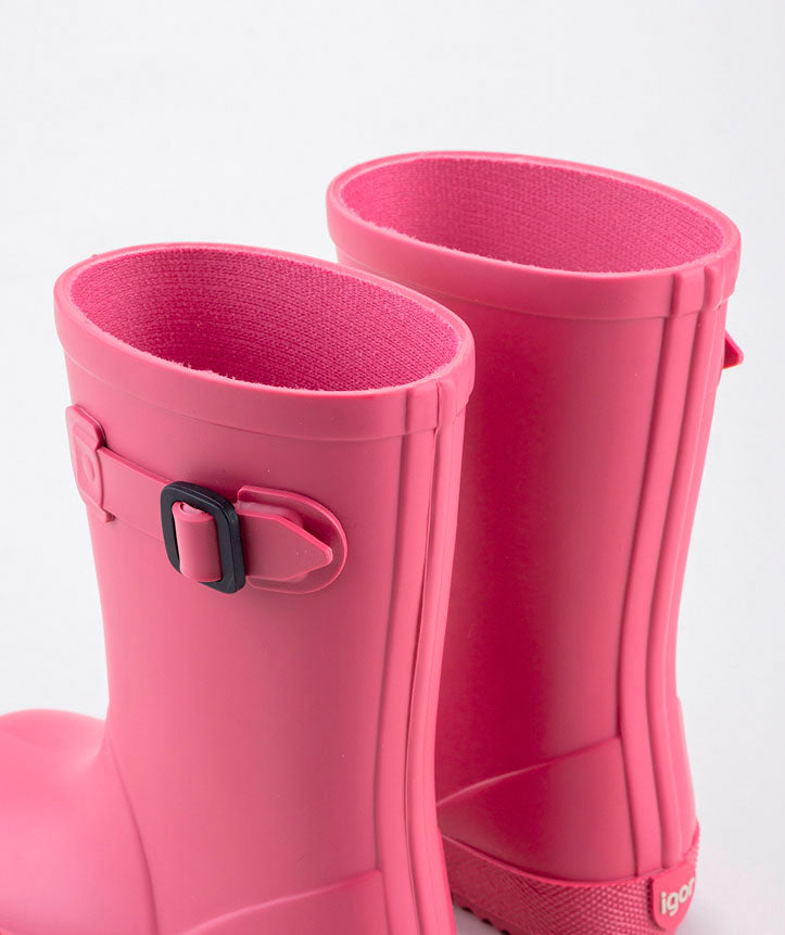 A girls wellie by Igor, style Splash Euri, in raspberry pink with decorative buckle.  Angled close up from above.