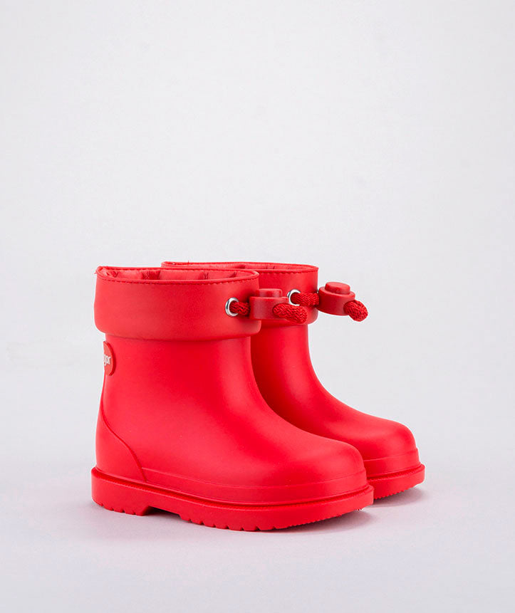 A pair of unisex short wellies by Igor, style Bimbi Euri, in red with toggle fastening. Angled view of right side.