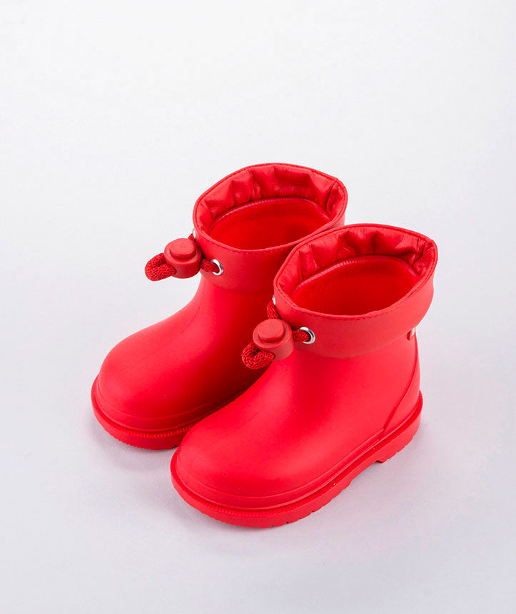 A unisex short wellie by Igor, style Bimbi Euri, in red with toggle fastening. Angled view from above.