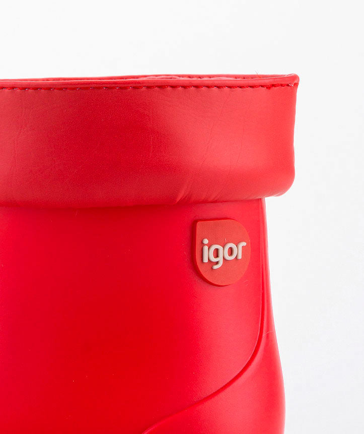 A unisex short wellie by Igor, style Bimbi Euri, in red with toggle fastening. Close up of logo.