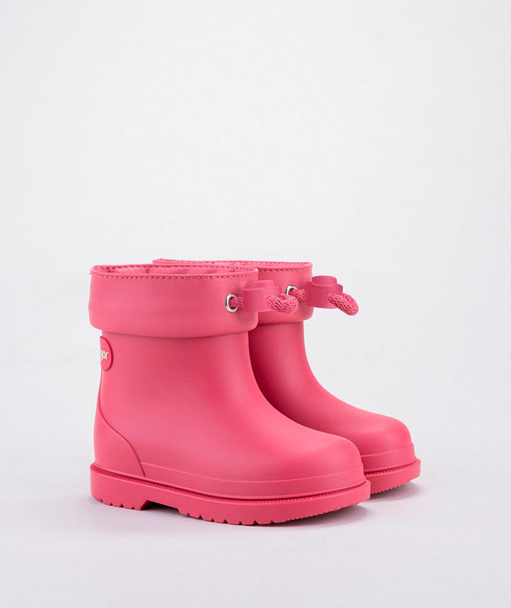 A pair of unisex short wellies by Igor, style Bimbi Euri, in raspberry pink with toggle fastening. Right side view.