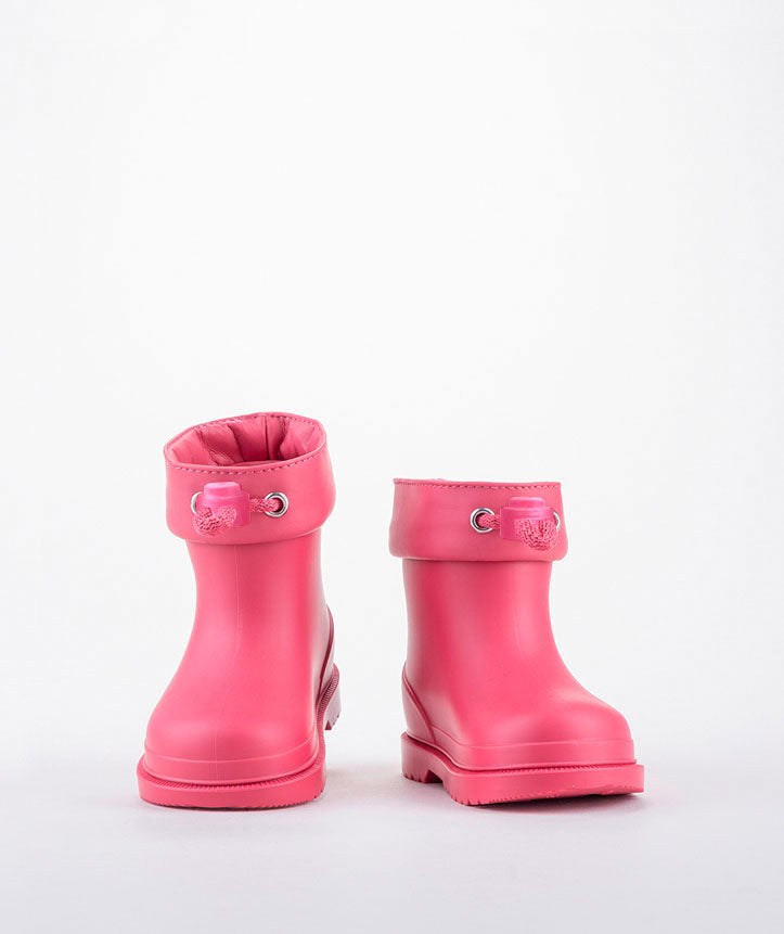 A pair of unisex short wellies by Igor, style Bimbi Euri, in raspberry pink with toggle fastening. Front view.