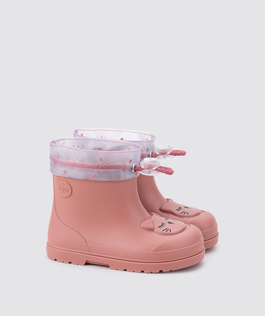 A pair of barefoot ankle wellies by Igor, style Mendi Gato, in pink with cat motif to front and toggle fastening. Angled right side view.