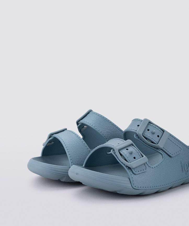 A unisex rubber slip-on sandal by Igor, style Kai in ocean with two buckle fastening straps. Front angled view of a pair.