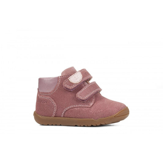 A girls boot by Geox, style Macchia in rose suede, double velcro fastening. Right side view.