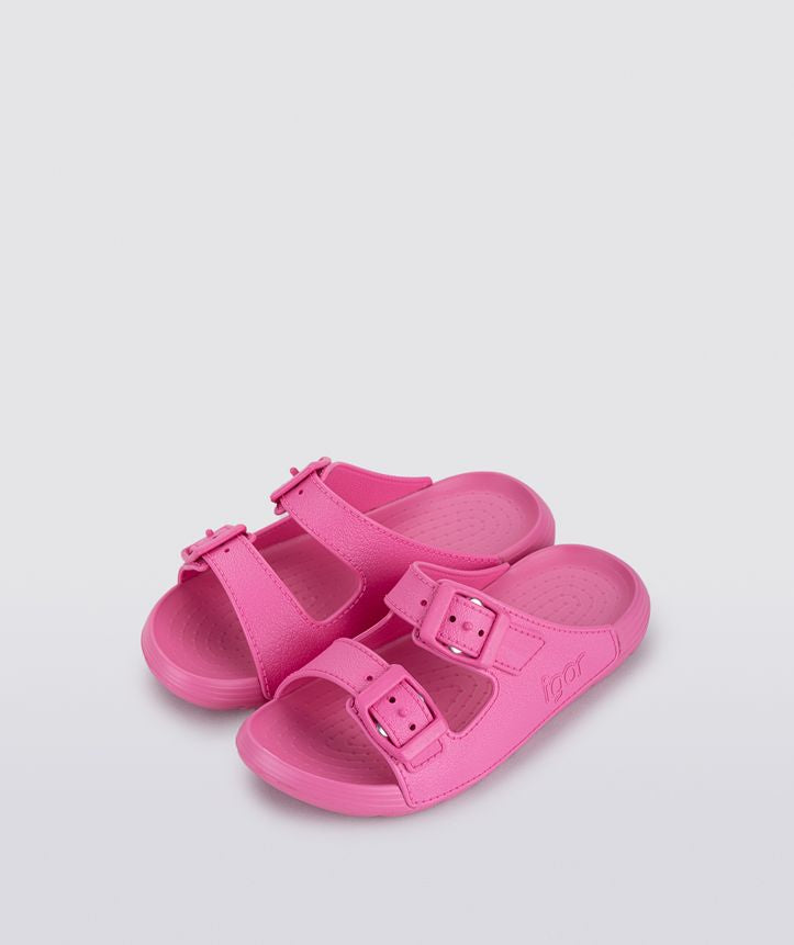 A girls slip-on rubber shoe by Igor, style Kai in fucsia with two buckle straps. Left side angled view of a pair.