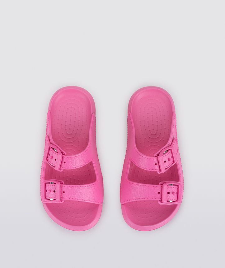 A girls rubber slip-on shoe by Igor, style Kai in fucsia with two buckle straps. Above view of a pair.