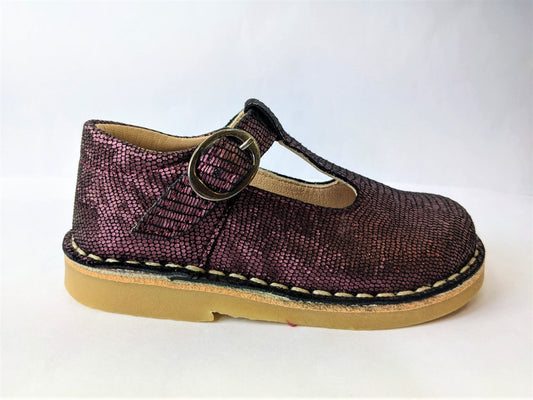 A girls T-Bar shoe by Petasil, style Crosspatch, in bordo with buckle fastening. Right side view.