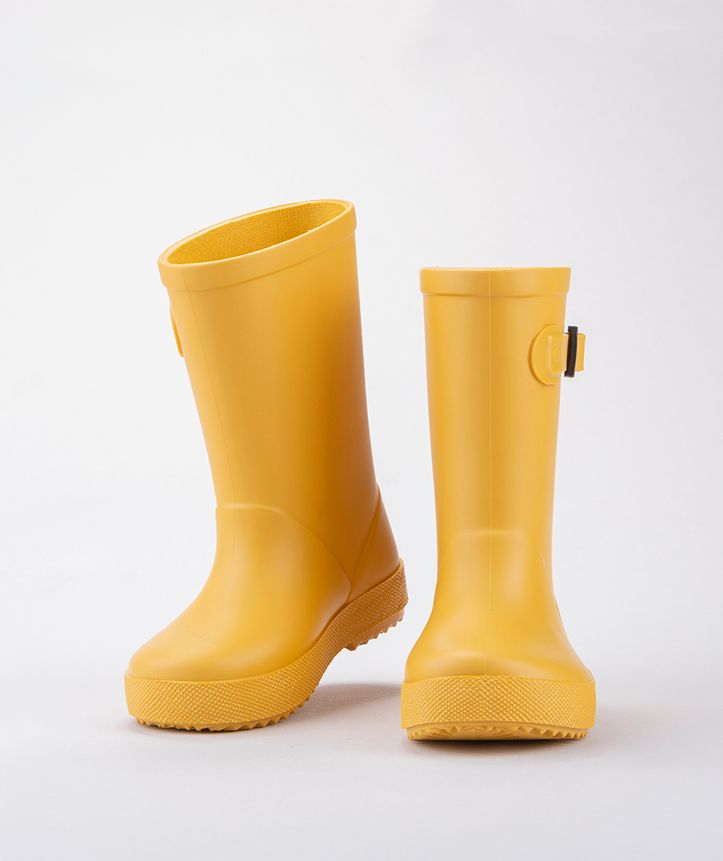 A unisex wellington boot by Igor. Style is Euri in yellow with side buckle adjuster. Front view of a pair.